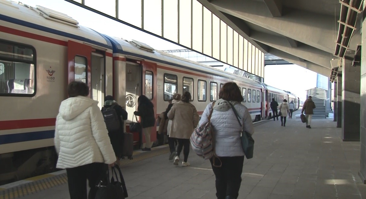 Kars’ta Doğu Ekspresi’ne yoğun ilgi: Vatandaşlar bayram tatili için masalsı yolculuğu tercih ediyor
