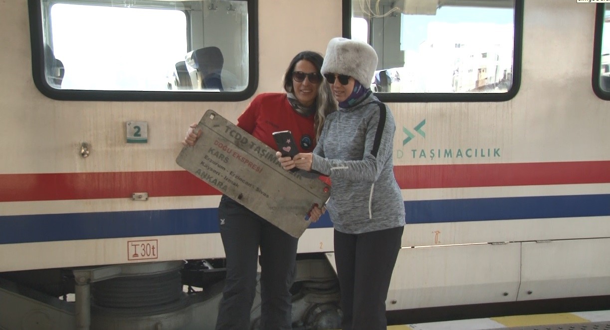 Kars’ta Doğu Ekspresi’ne yoğun ilgi: Vatandaşlar bayram tatili için masalsı yolculuğu tercih ediyor
