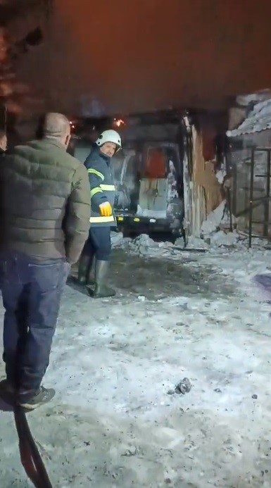 Kars’ta donmasın diye altında ateş yakılan araç alev topuna döndü
