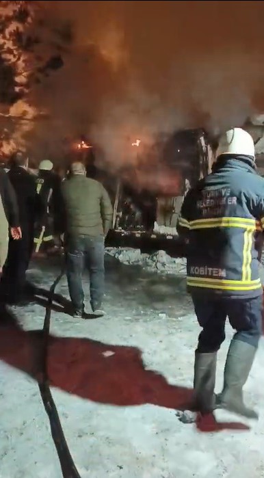 Kars’ta donmasın diye altında ateş yakılan araç alev topuna döndü
