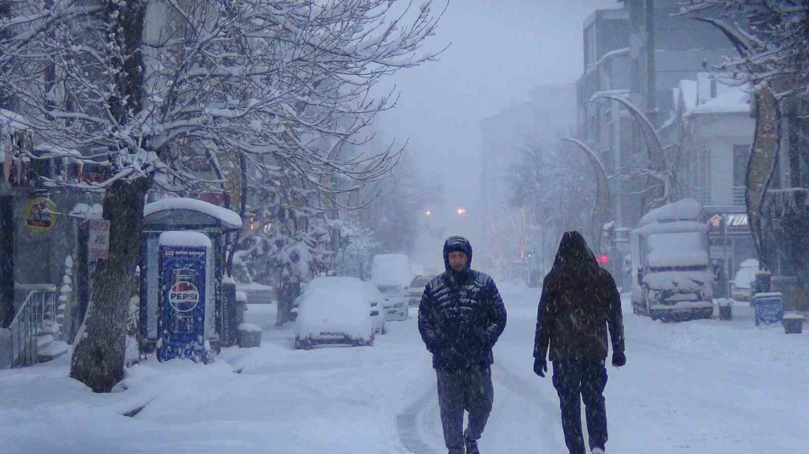 Kars’ta eğitime kar engeli: 40 santimetre kar yağdı!
