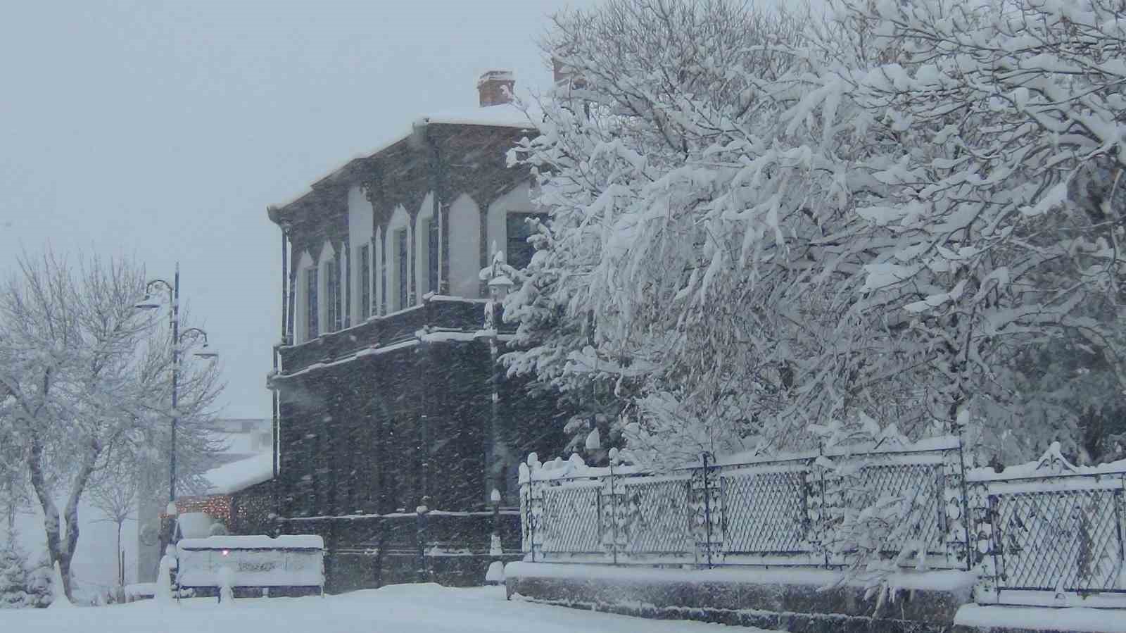 Kars’ta eğitime kar engeli: 40 santimetre kar yağdı!
