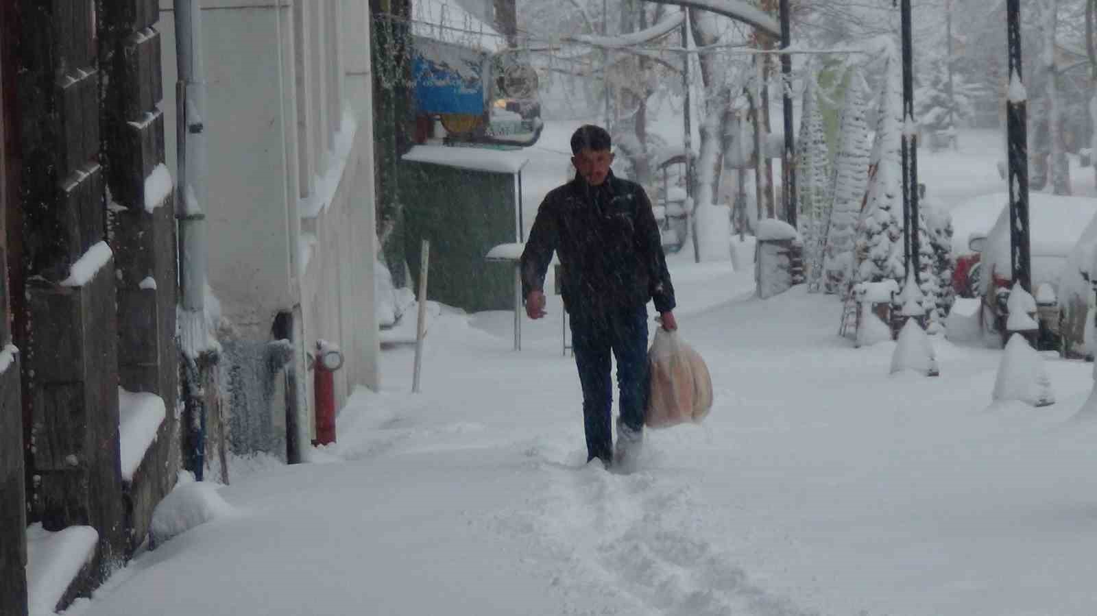 Kars’ta eğitime kar engeli: 40 santimetre kar yağdı!
