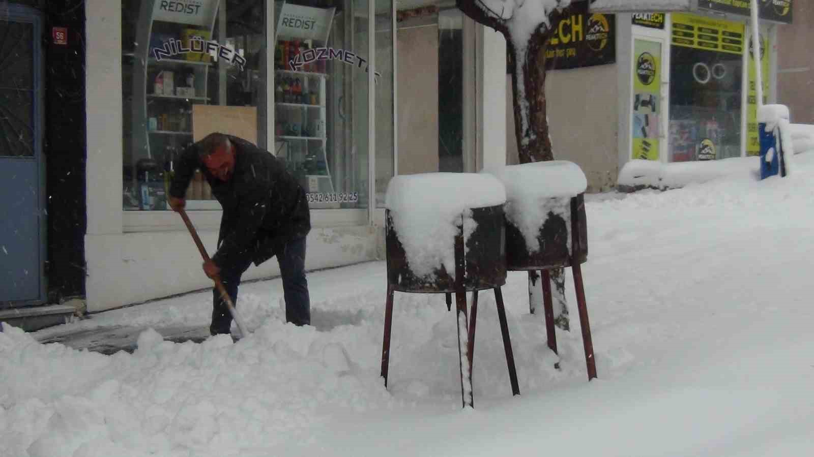 Kars’ta eğitime kar engeli: 40 santimetre kar yağdı!
