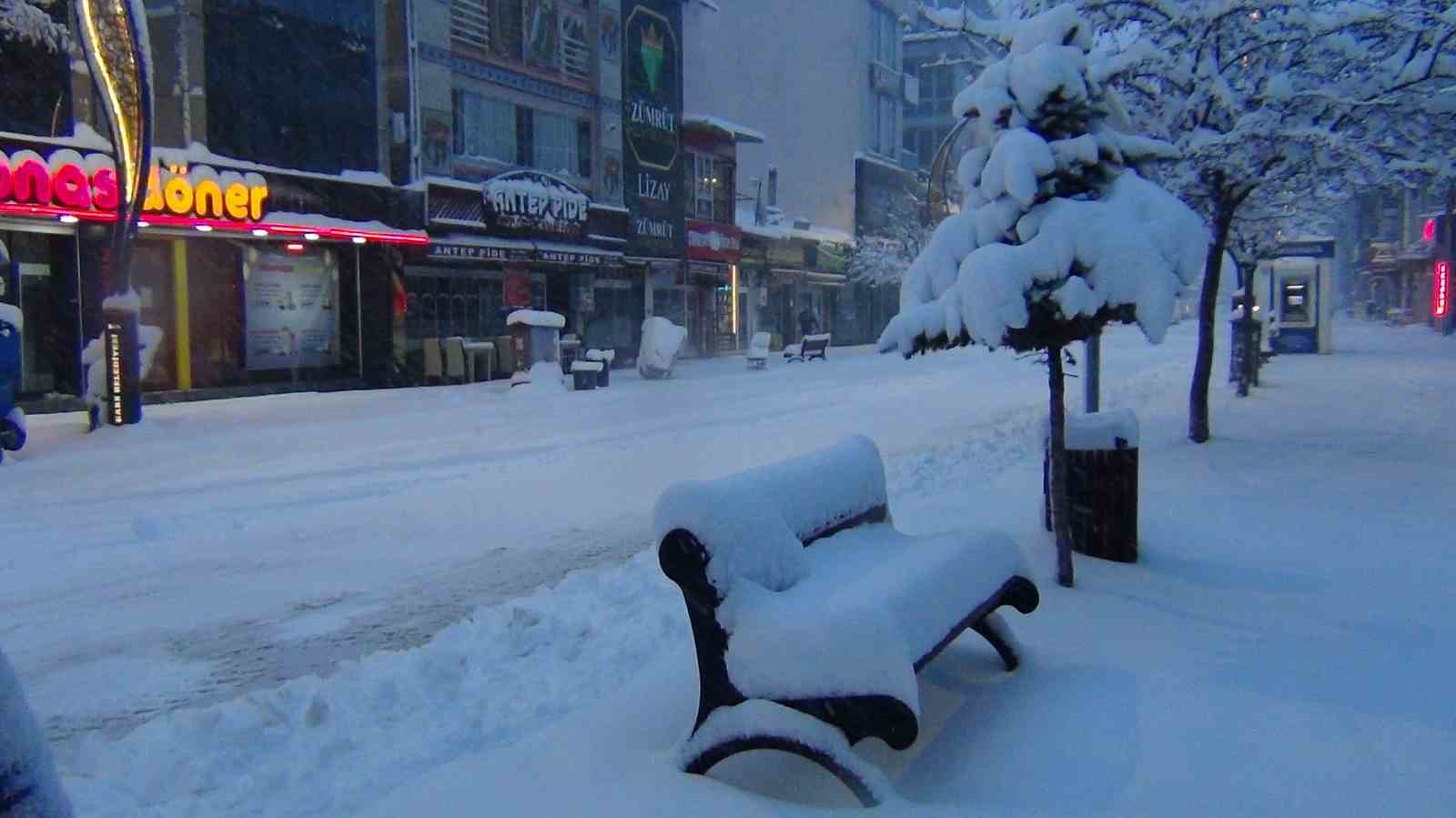 Kars’ta eğitime kar engeli: 40 santimetre kar yağdı!
