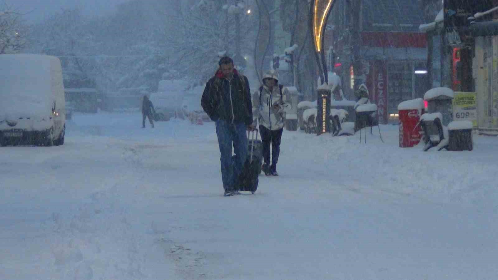 Kars’ta eğitime kar engeli: 40 santimetre kar yağdı!
