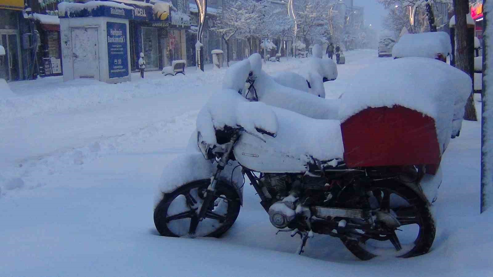 Kars’ta eğitime kar engeli: 40 santimetre kar yağdı!
