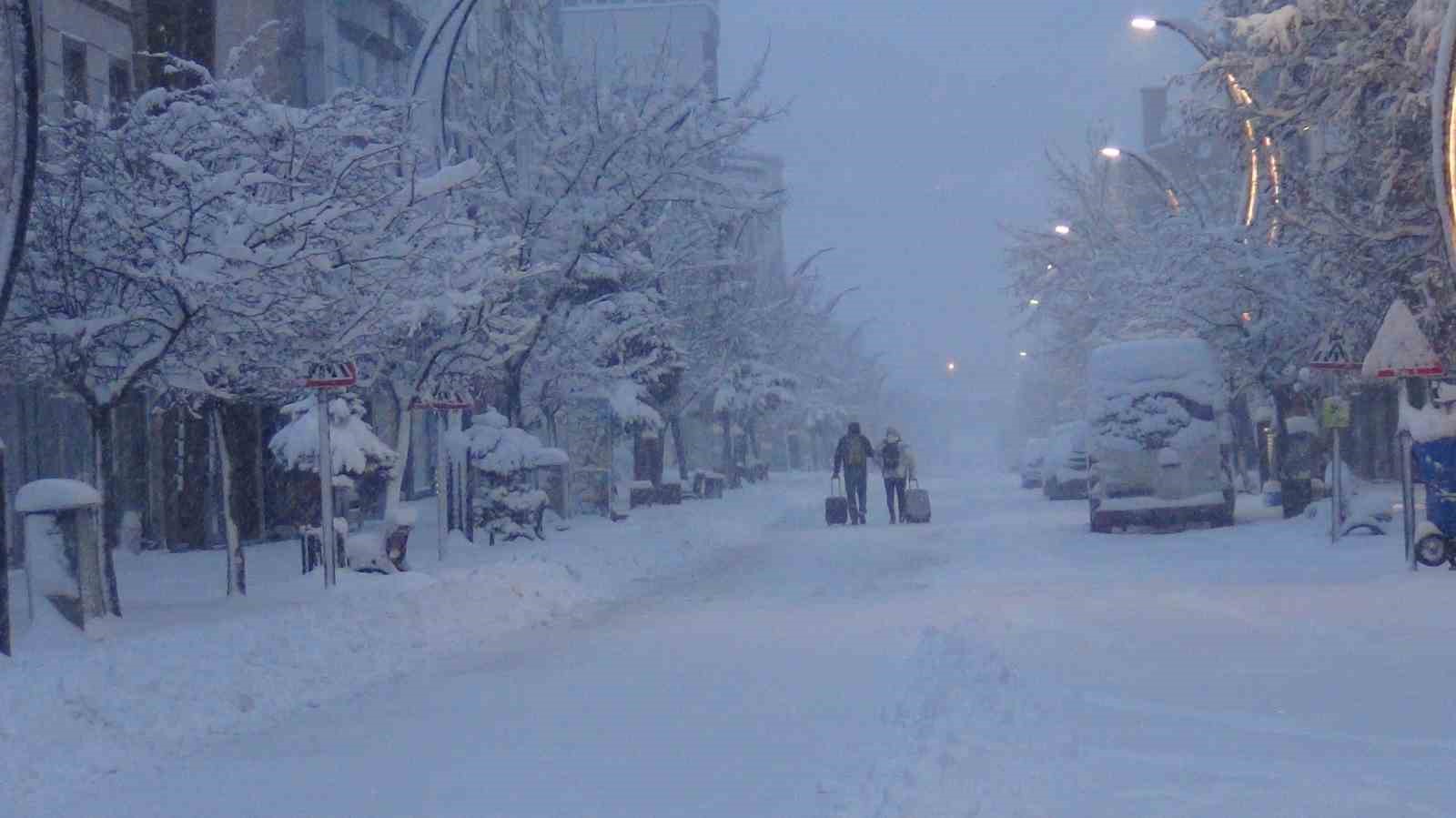 Kars’ta eğitime kar engeli: 40 santimetre kar yağdı!
