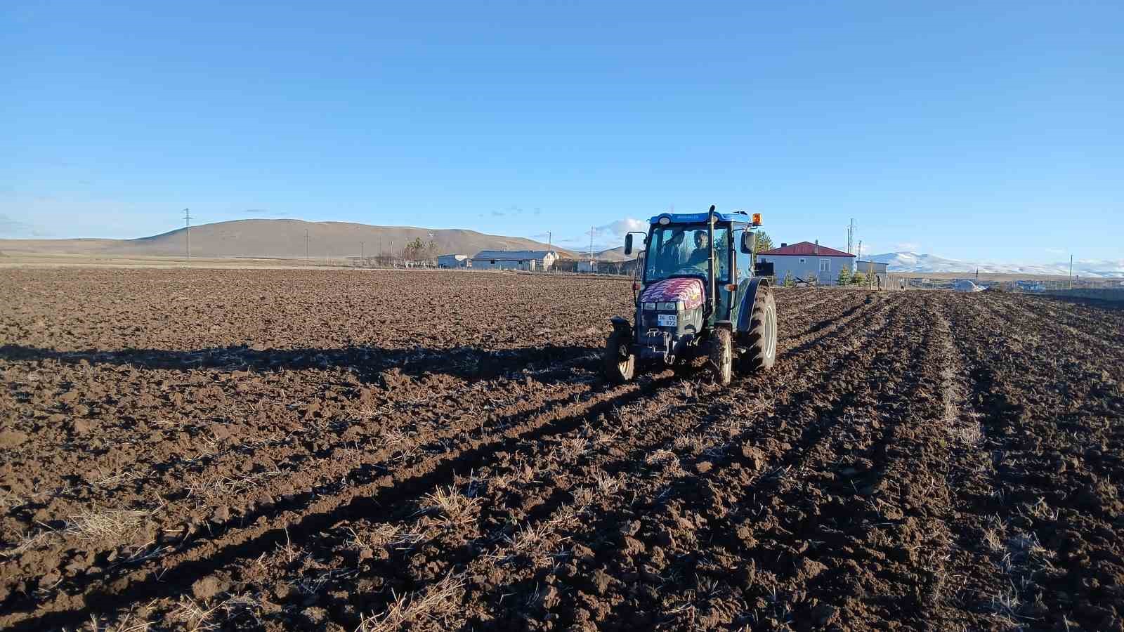 Kars’ta ekin sezonu başladı: Çiftçiler tarlaya indi
