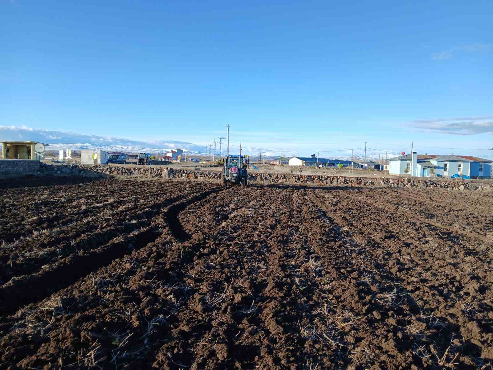 Kars’ta ekin sezonu başladı: Çiftçiler tarlaya indi
