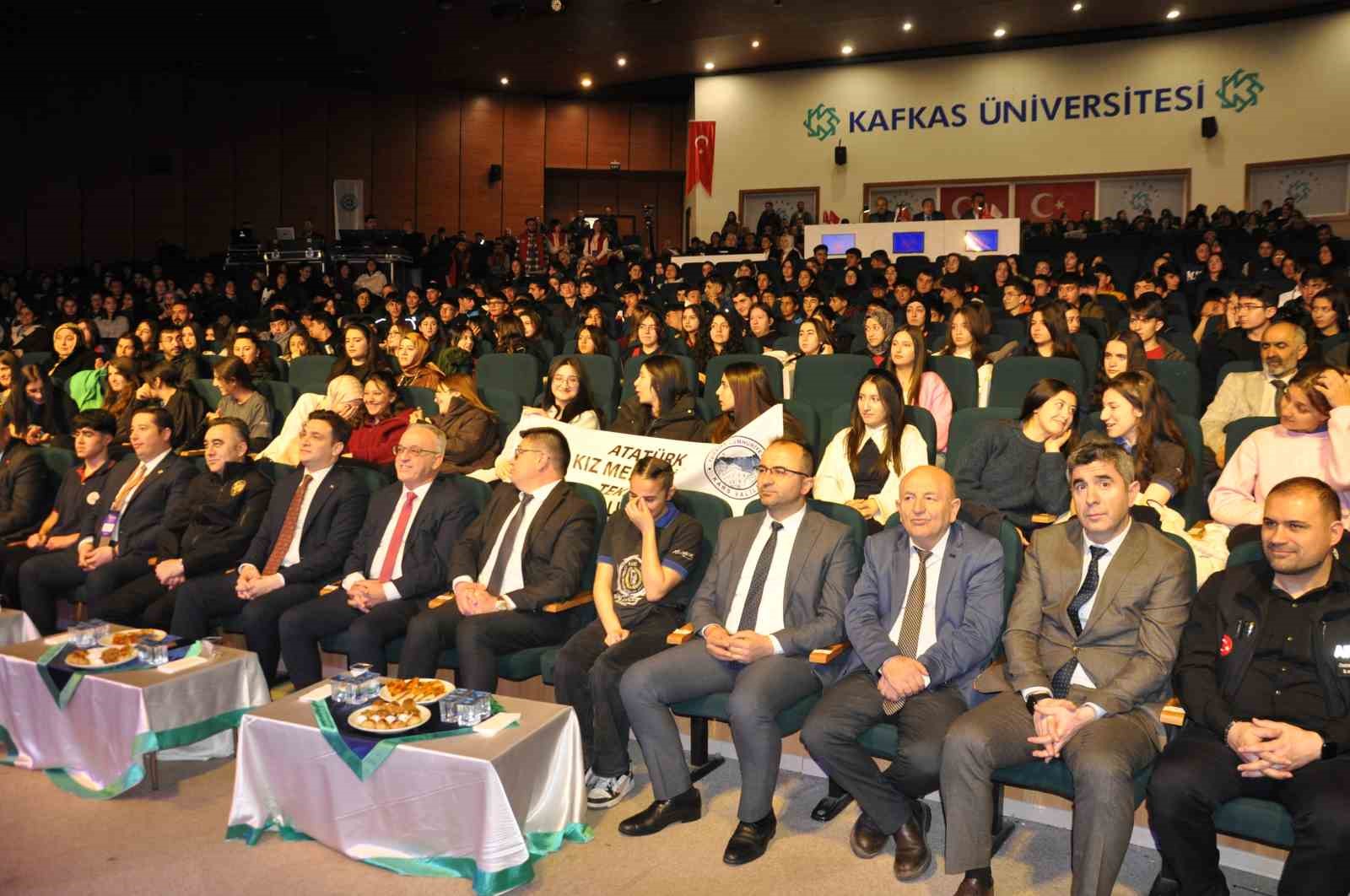 Kars’ta genç yetenekler sahne aldı: Bölge finalinde kültür ve sanat rüzgarı
