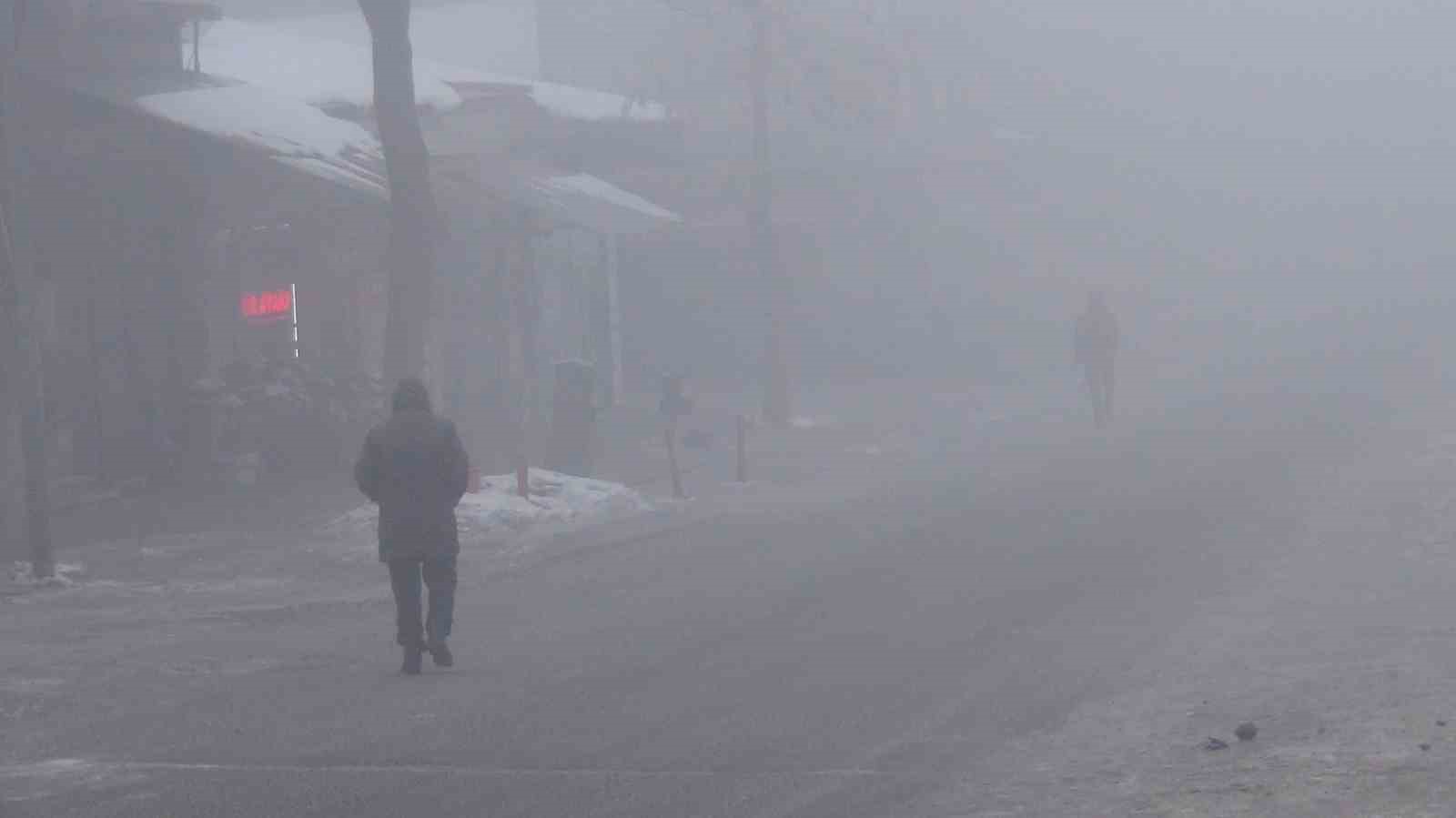 Kars’ta göz gözü görmüyor: Kent siste kayboldu

