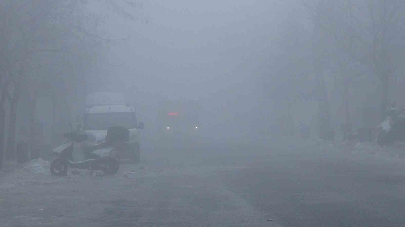 Kars’ta göz gözü görmüyor: Kent siste kayboldu
