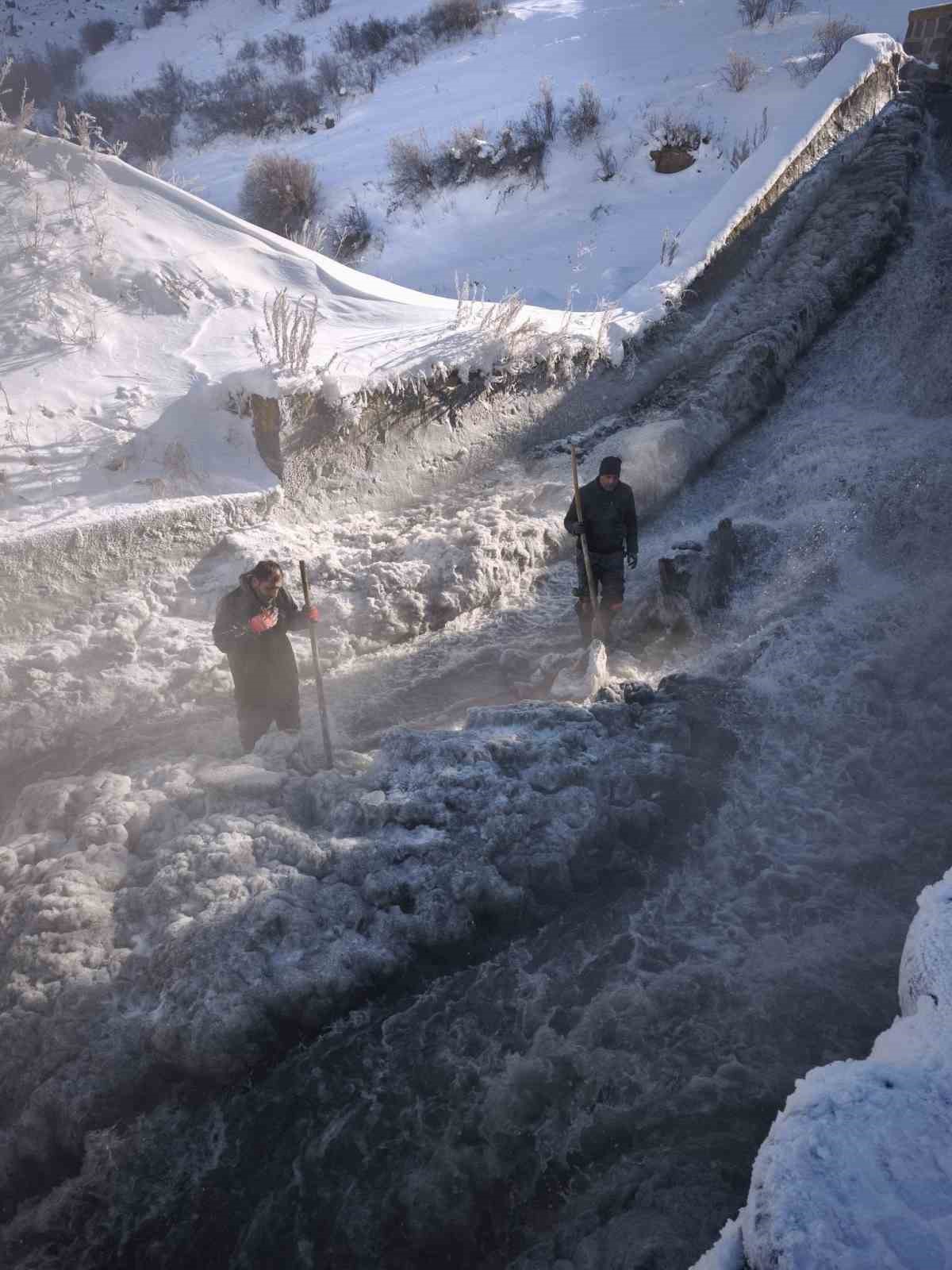 Kars’ta HES çalışanlarının eksi 30 derece soğukta ’buz kırma’ mesaisi
