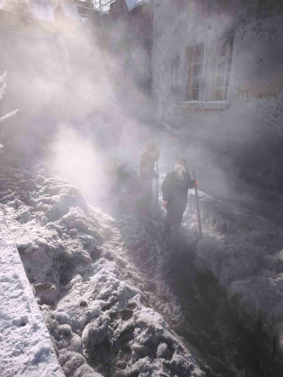 Kars’ta HES çalışanlarının eksi 30 derece soğukta ’buz kırma’ mesaisi
