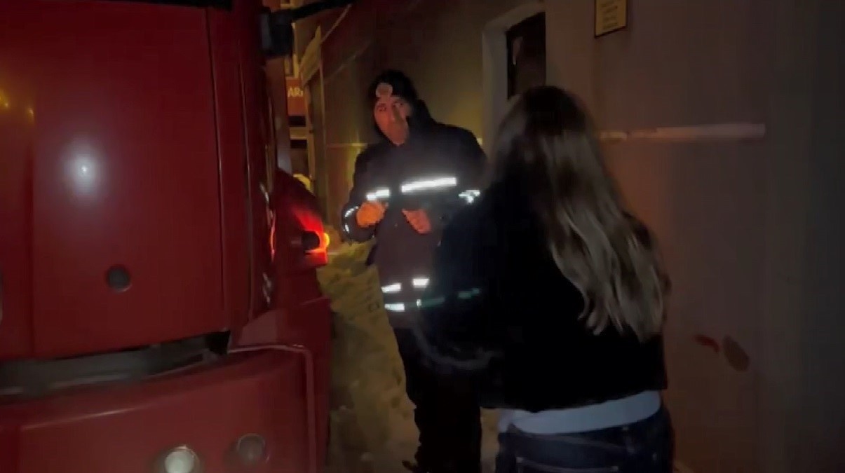 Kars’ta ilginç olay: Anahtar kapının üzerinde unutuldu, İtfaiye camdan girip kapıyı açtı
