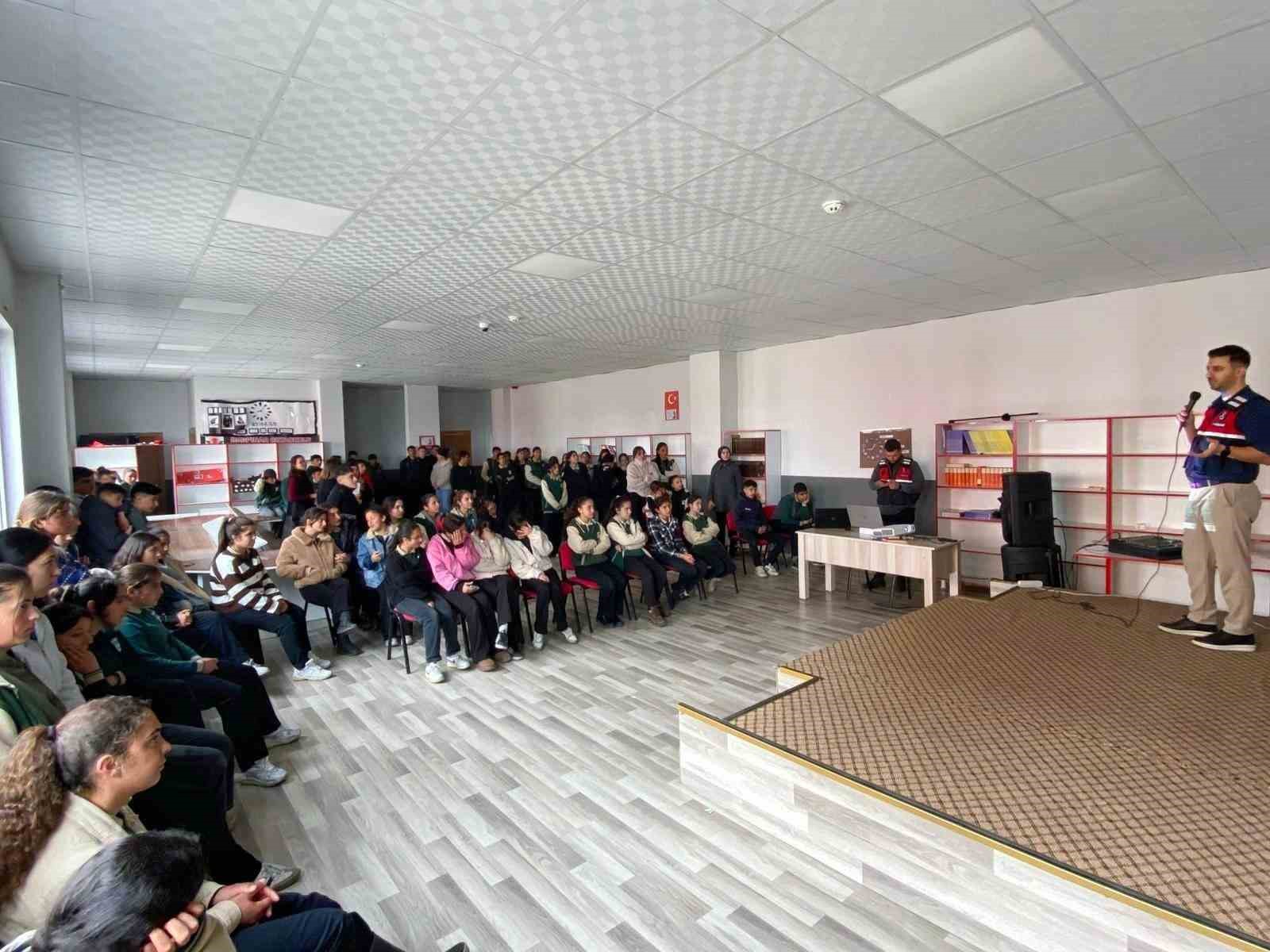 Kars’ta Jandarmadan Siber Kalkan: 108 öğrenciye eğitim!
