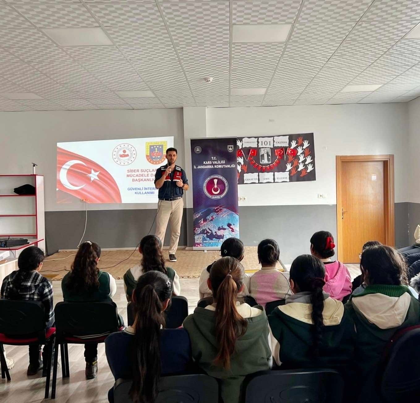 Kars’ta Jandarmadan Siber Kalkan: 108 öğrenciye eğitim!
