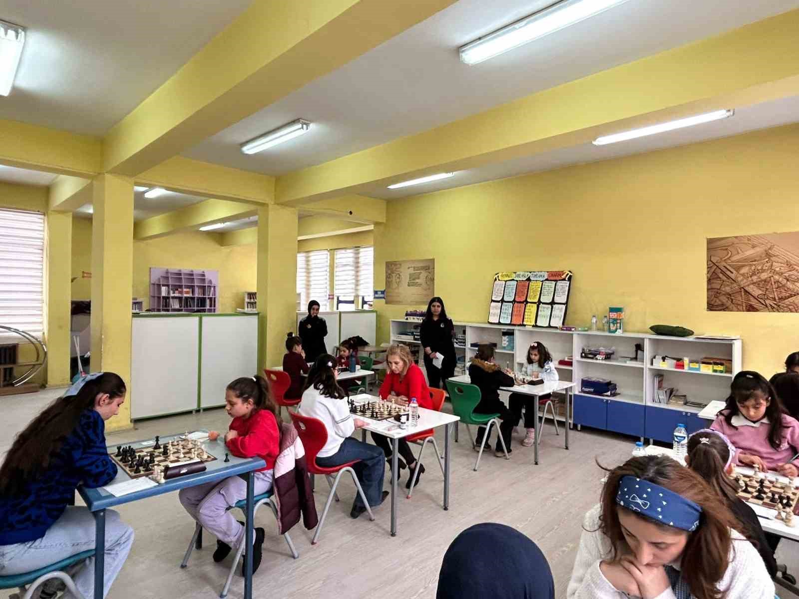 Kars’ta "Kadınlar Satranç İl Birinciliği Turnuvası" tamamlandı
Kars’ta "Kadınlar Satranç İl Birinciliği Turnuvası" tamamlandı