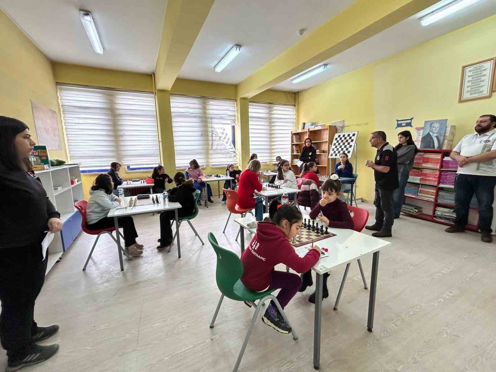 Kars’ta "Kadınlar Satranç İl Birinciliği Turnuvası" tamamlandı
Kars’ta "Kadınlar Satranç İl Birinciliği Turnuvası" tamamlandı