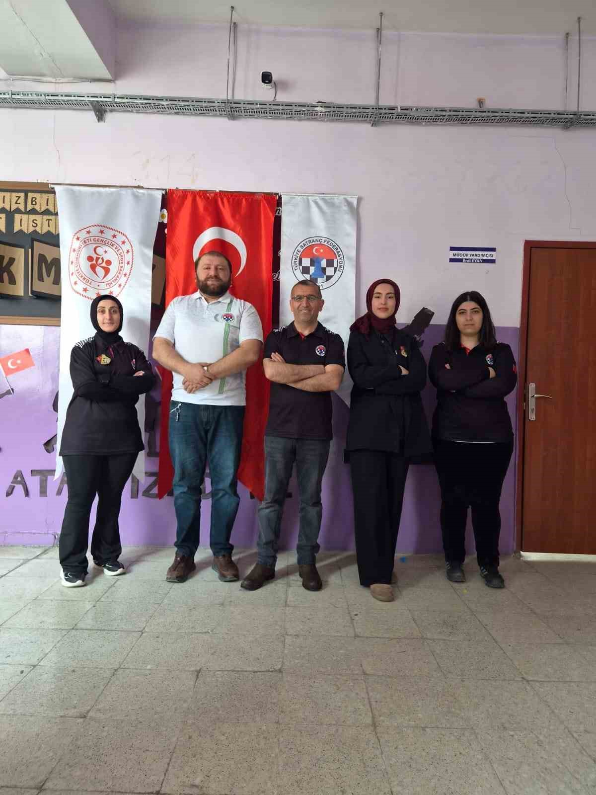 Kars’ta "Kadınlar Satranç İl Birinciliği Turnuvası" tamamlandı
Kars’ta "Kadınlar Satranç İl Birinciliği Turnuvası" tamamlandı