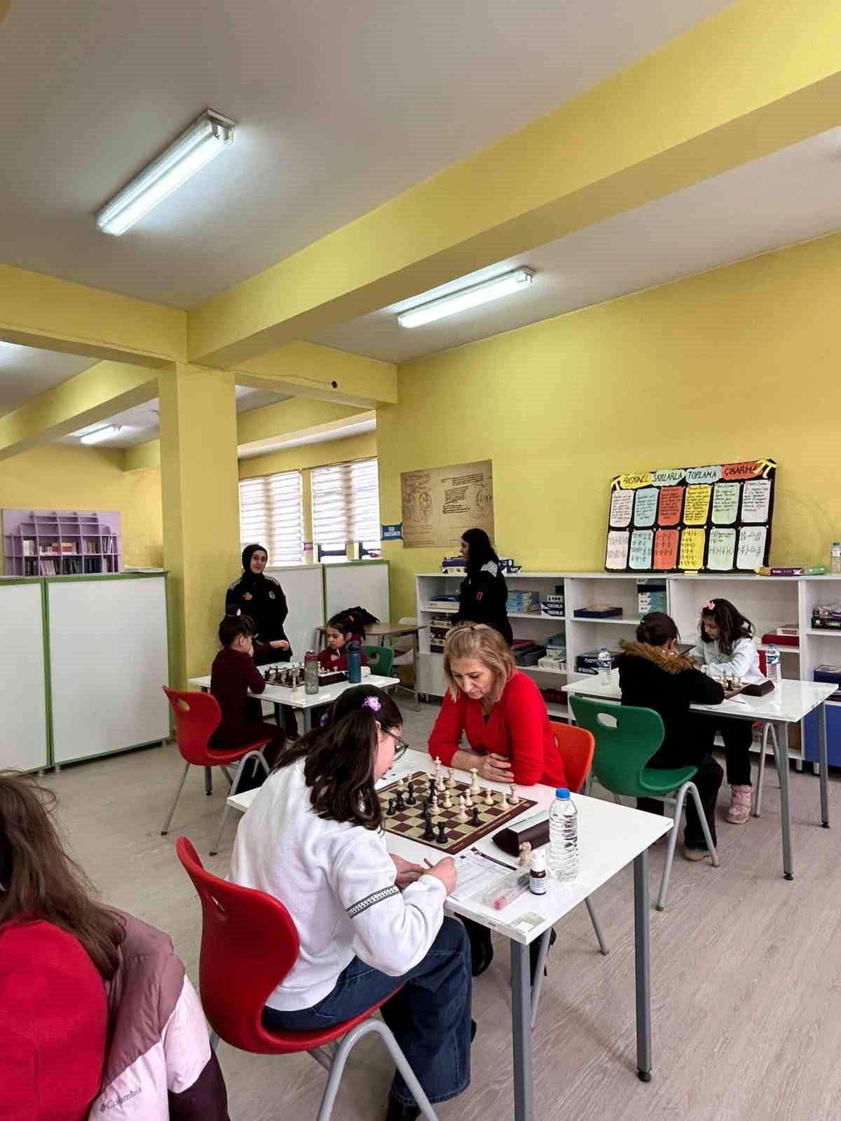 Kars’ta "Kadınlar Satranç İl Birinciliği Turnuvası" tamamlandı
Kars’ta "Kadınlar Satranç İl Birinciliği Turnuvası" tamamlandı