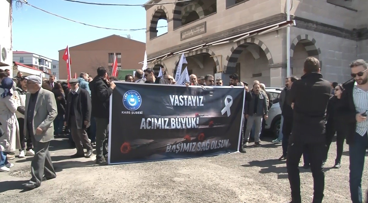 Kars’ta Kahramanmaraş’taki okul saldırısının acısı paylaşıldı: Gıyabi cenaze namazı ve anlamlı yürüyüş
