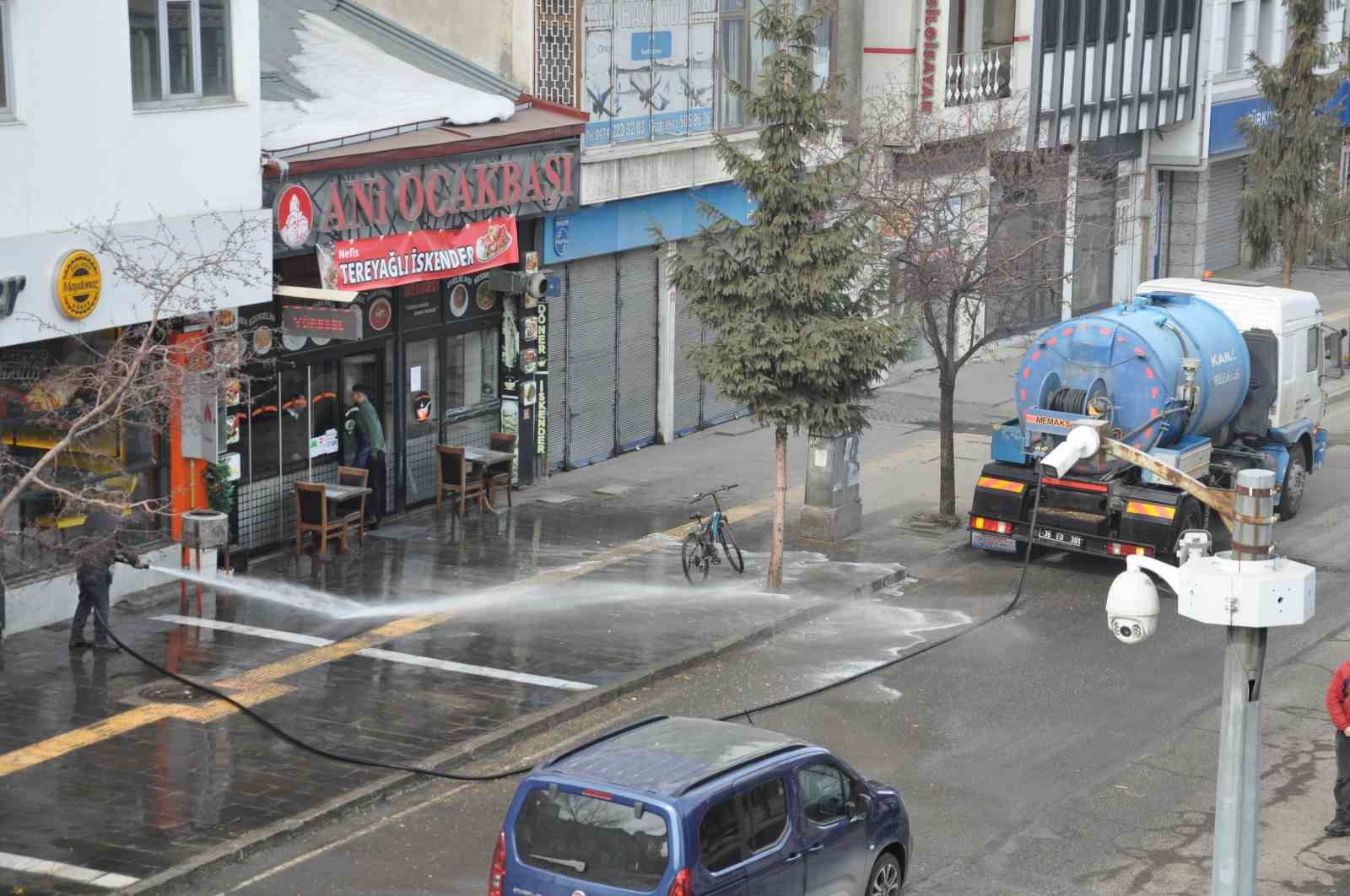 Kars’ta kaldırımlar tazyikli suyla yıkanıyor
