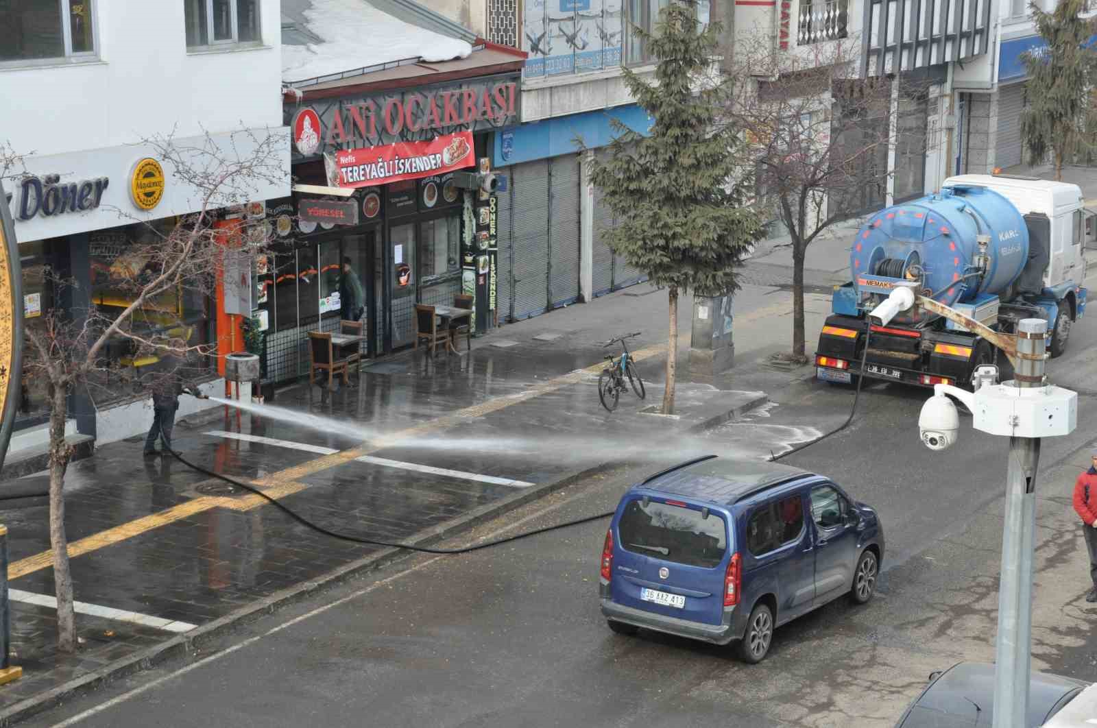 Kars’ta kaldırımlar tazyikli suyla yıkanıyor
