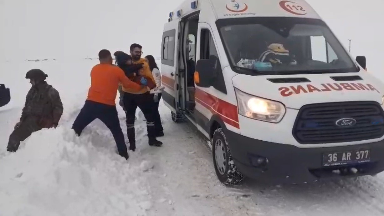 Kars’ta kar esareti: Hasta çocuklar için Mehmetçik ve ekipler seferber oldu
