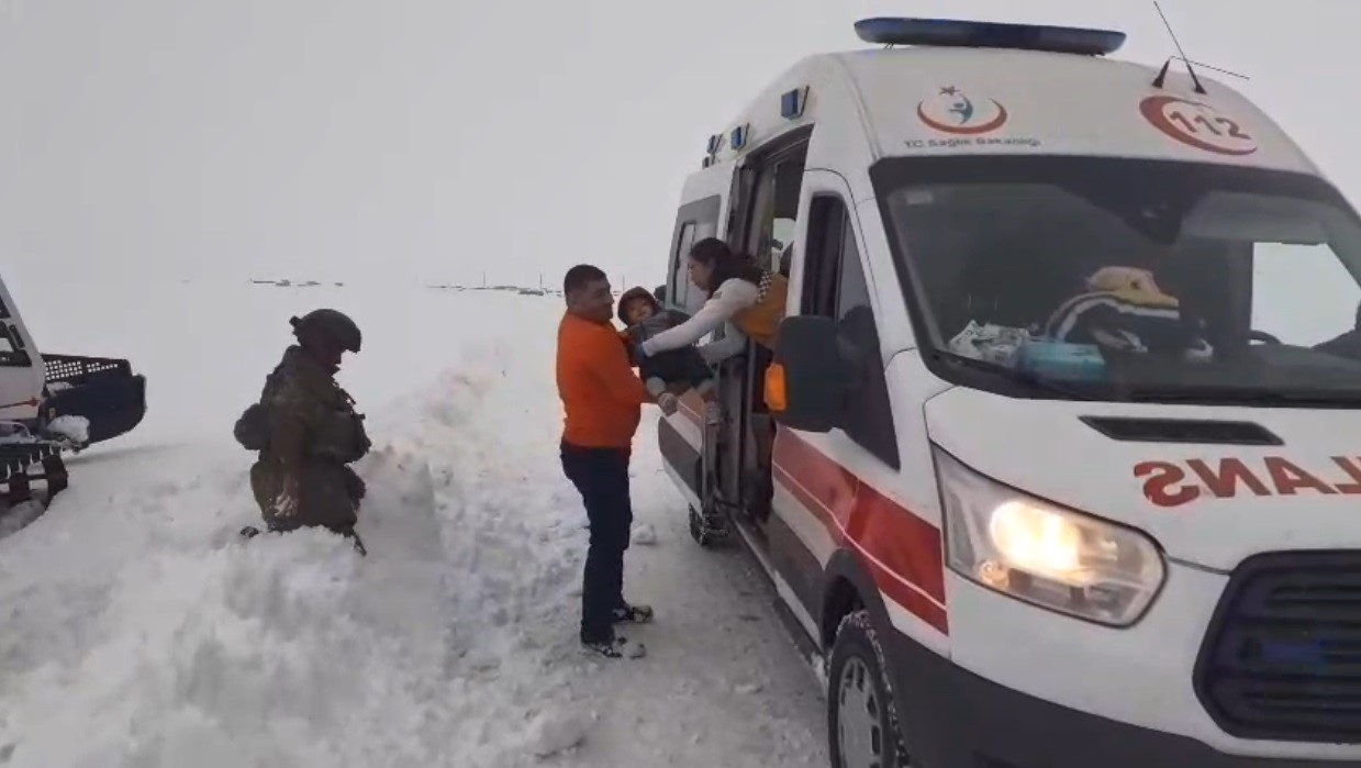 Kars’ta kar esareti: Hasta çocuklar için Mehmetçik ve ekipler seferber oldu
