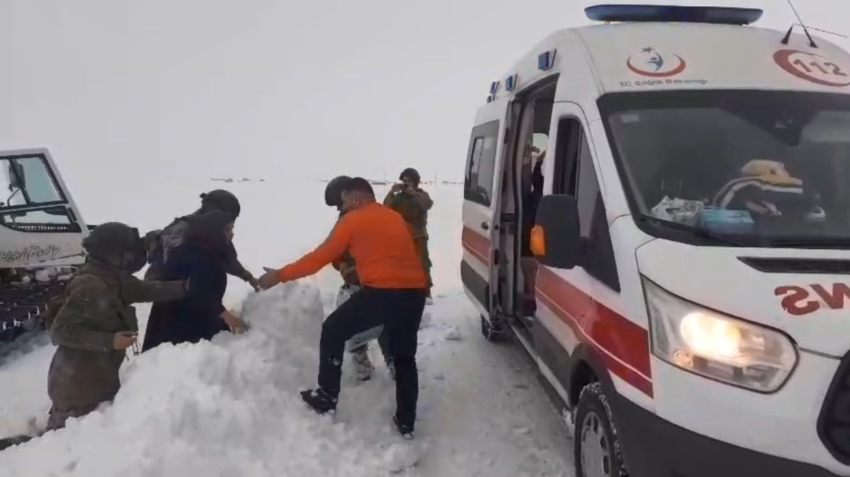 Kars’ta kar esareti: Hasta çocuklar için Mehmetçik ve ekipler seferber oldu
