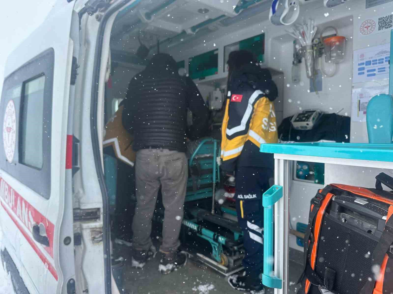 Kars’ta kar esareti: Karda mahsur kalan ambulansların imdadına özel idare yetişti
