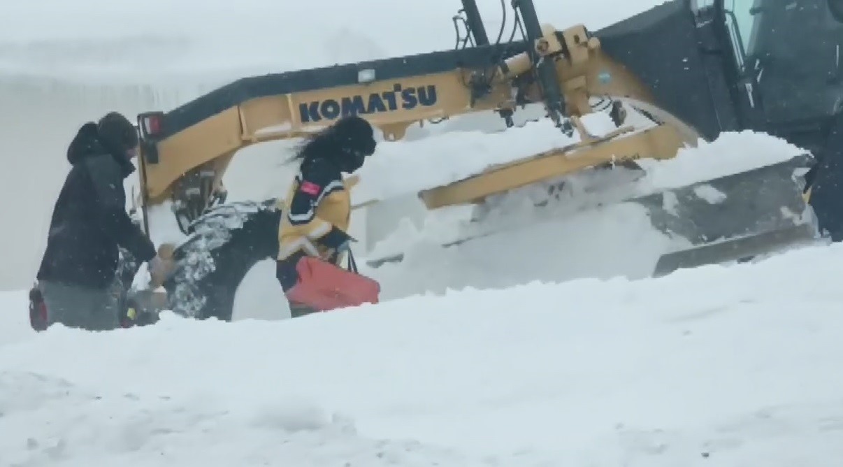 Kars’ta kar esaretine ‘özel’ müdahale: Ekipler bazı bölgelerde vakalara yaya ulaşıyor
