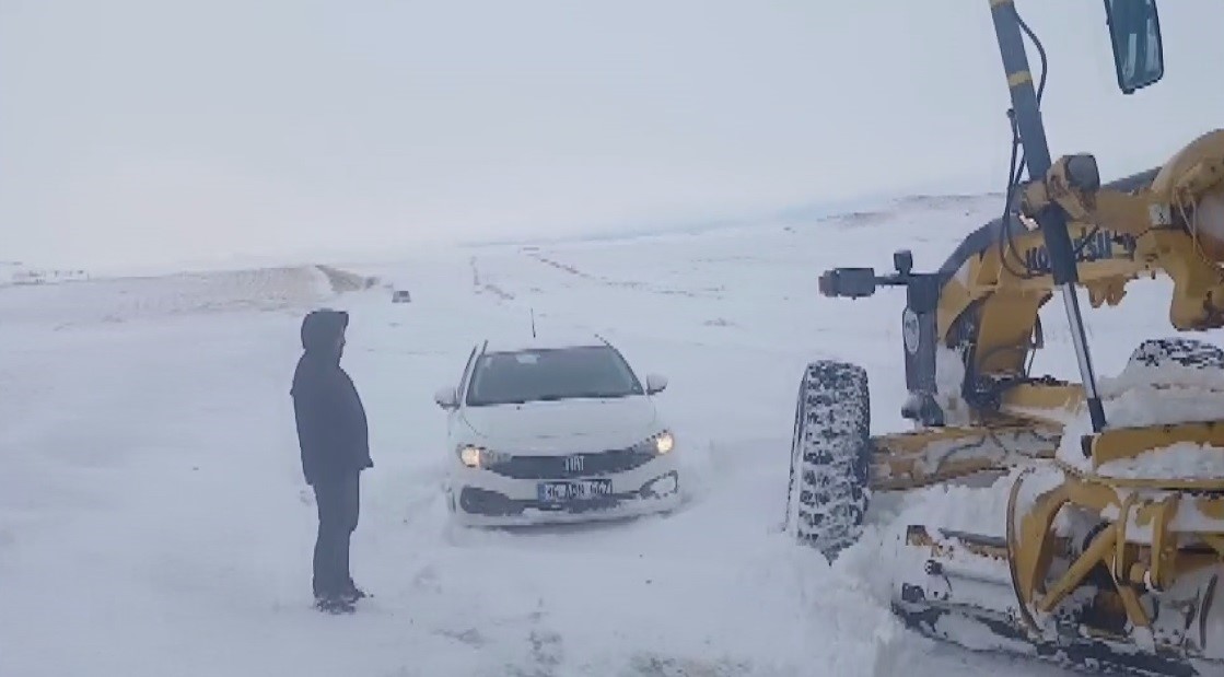 Kars’ta ’kar kaplanları’ndan hayat mesaisi
