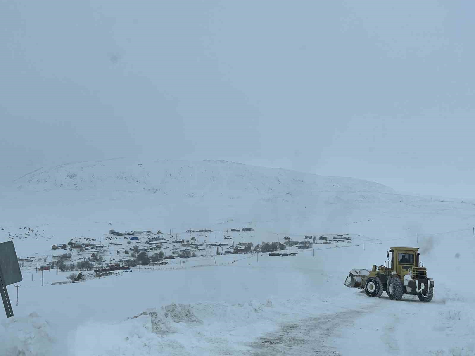 Kars’ta kar kaplanlarının 2 bin 100 rakımda zorlu mesaisi
