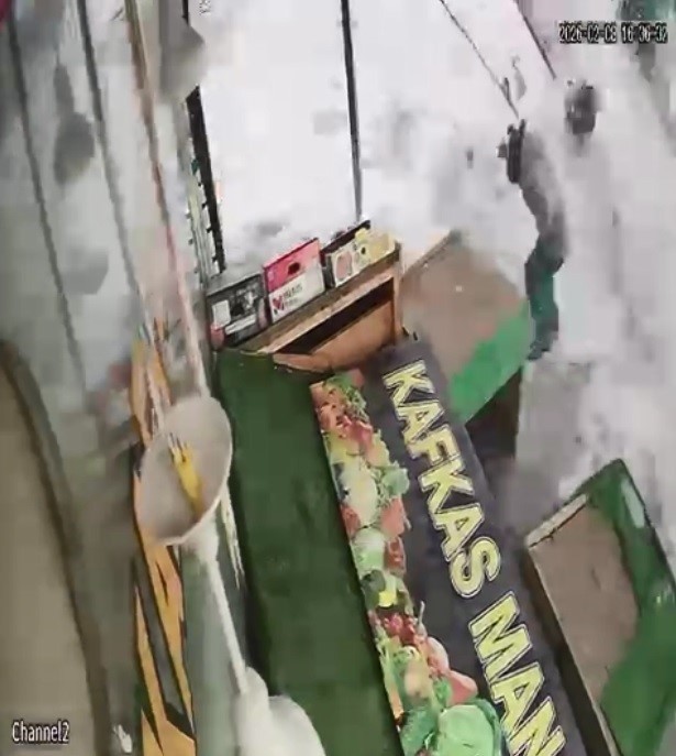 Kars’ta kar kütlesinden şans eseri kurtuldu
