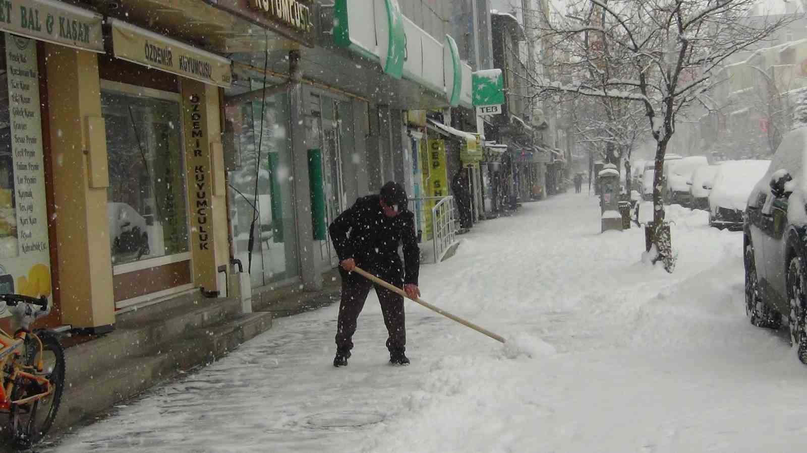 Kars’ta kar ve tipi geçit vermiyor: 52 köy yolu ulaşıma kapandı
