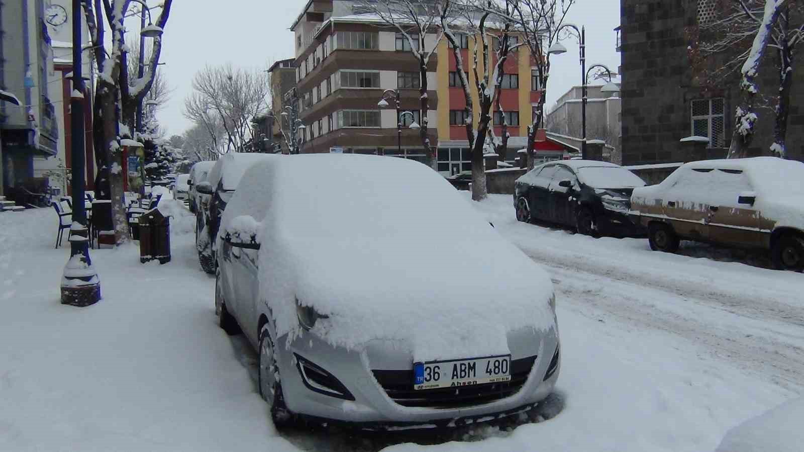 Kars’ta kar ve tipi geçit vermiyor: 52 köy yolu ulaşıma kapandı
