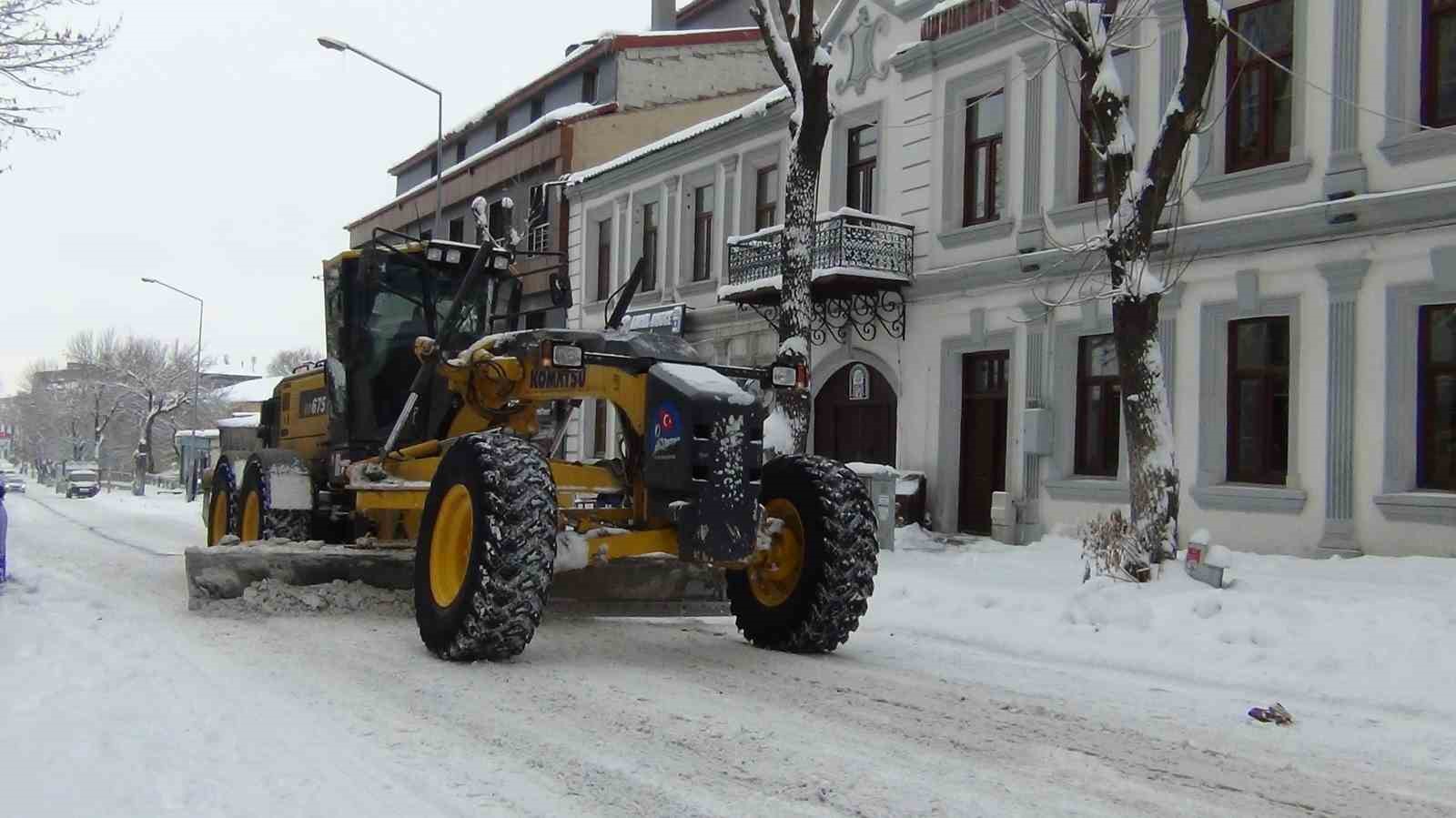 Kars’ta kar ve tipi geçit vermiyor: 52 köy yolu ulaşıma kapandı
