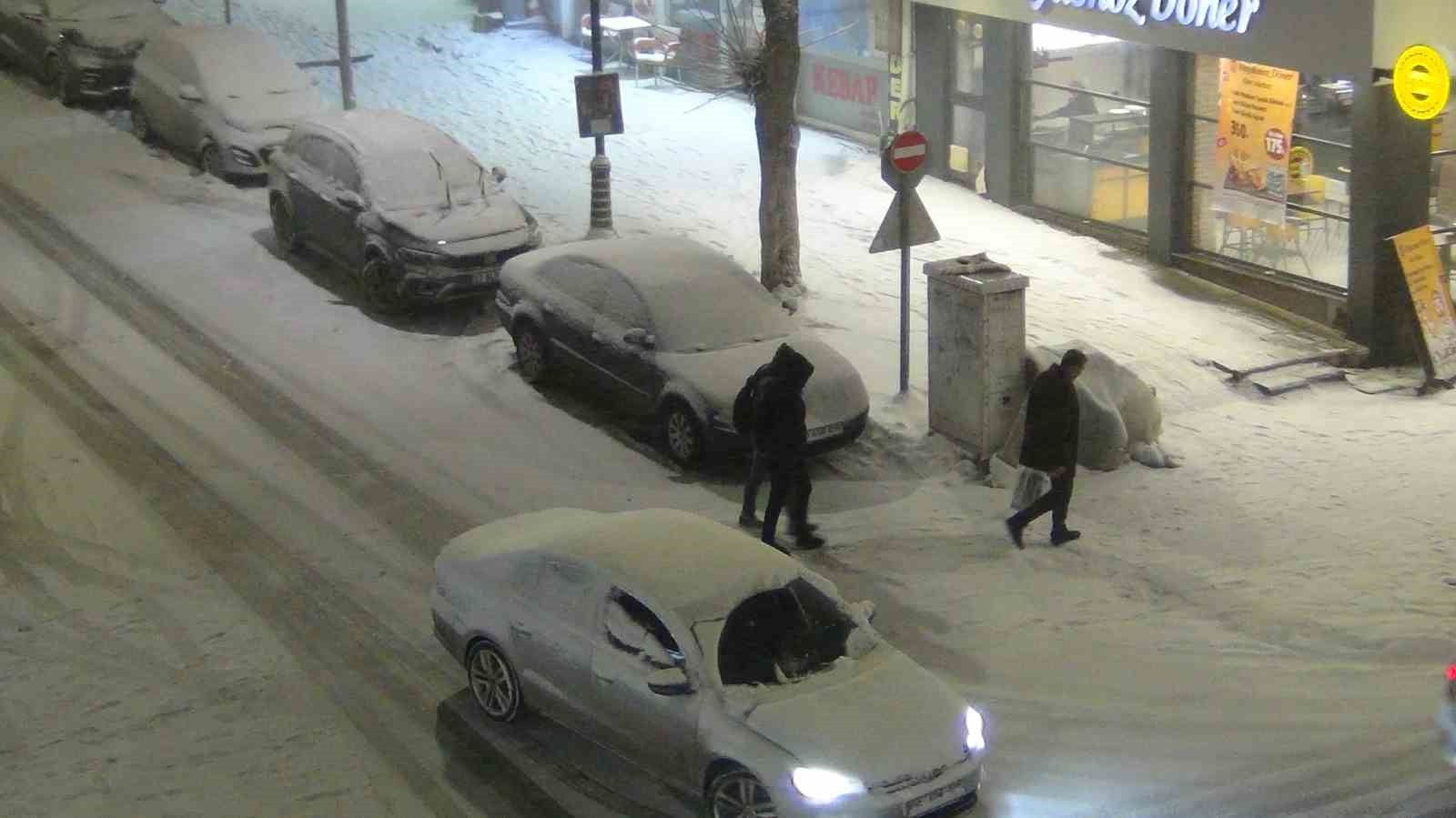 Kars’ta kar ve tipiden göz gözü görmüyor
