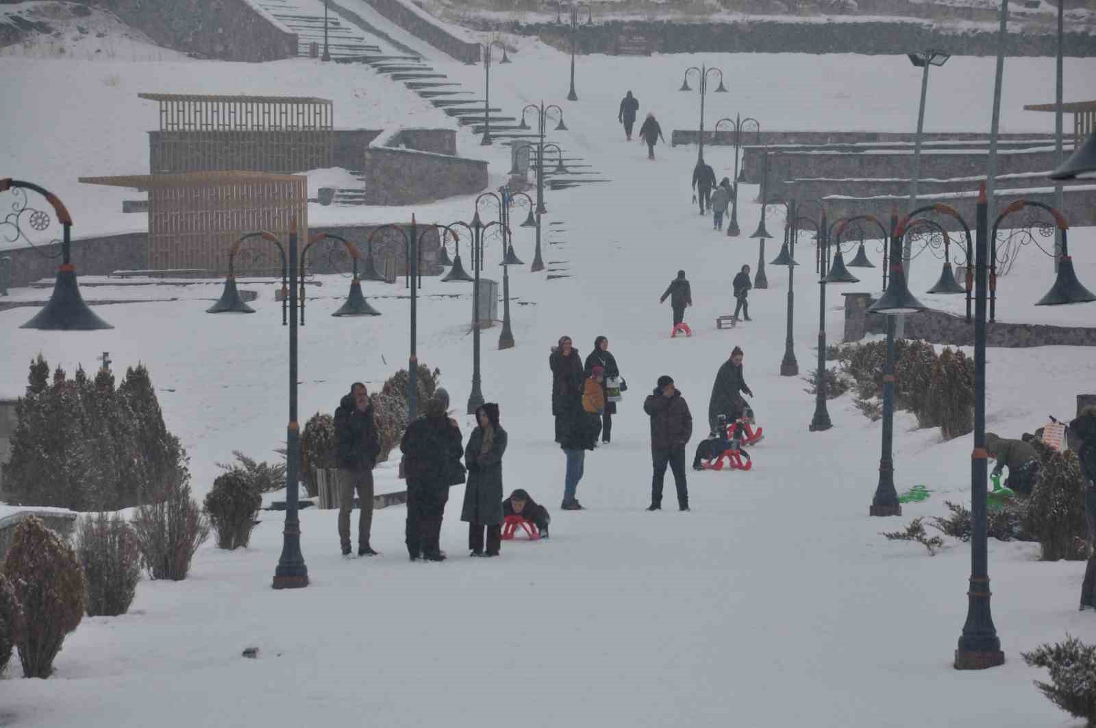Kars’ta kar yağışı eğlenceye dönüştü
