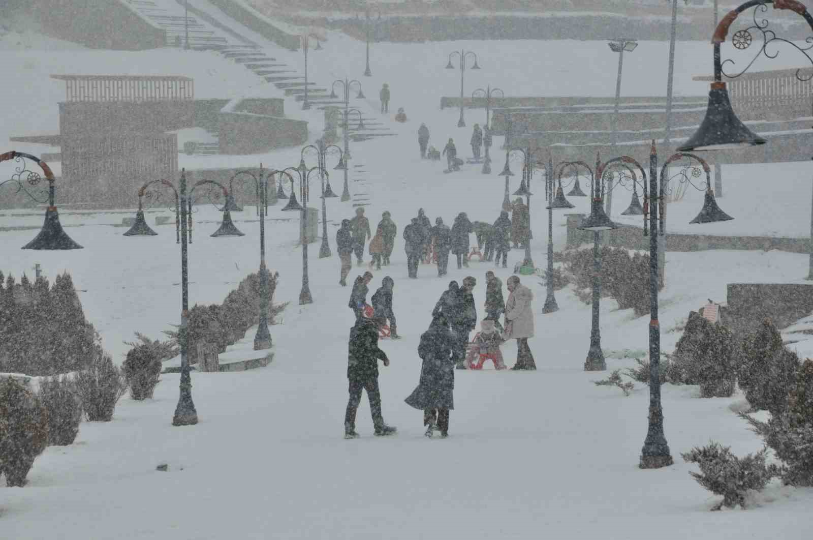 Kars’ta kar yağışı eğlenceye dönüştü
