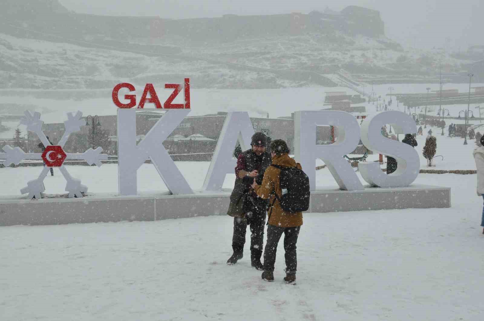 Kars’ta kar yağışı eğlenceye dönüştü
