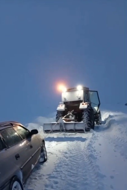 Kars’ta kara saplanan aracı vatandaş traktörüyle kurtardı
