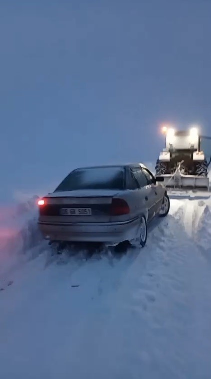 Kars’ta kara saplanan aracı vatandaş traktörüyle kurtardı
