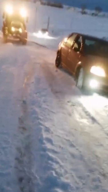 Kars’ta kara saplanan araçlar vatandaşlar tarafından kurtarıldı
