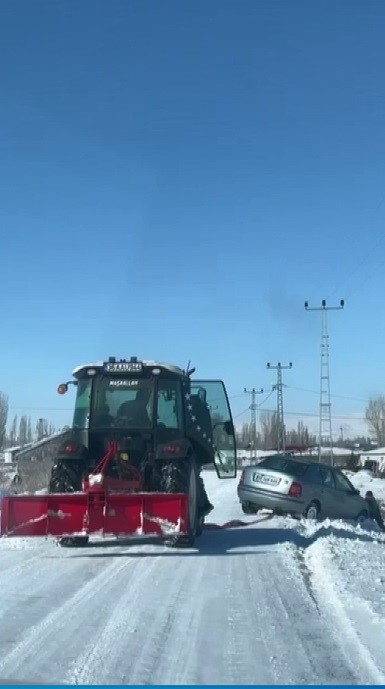 Kars’ta kara saplanan araçlar vatandaşlar tarafından kurtarıldı
