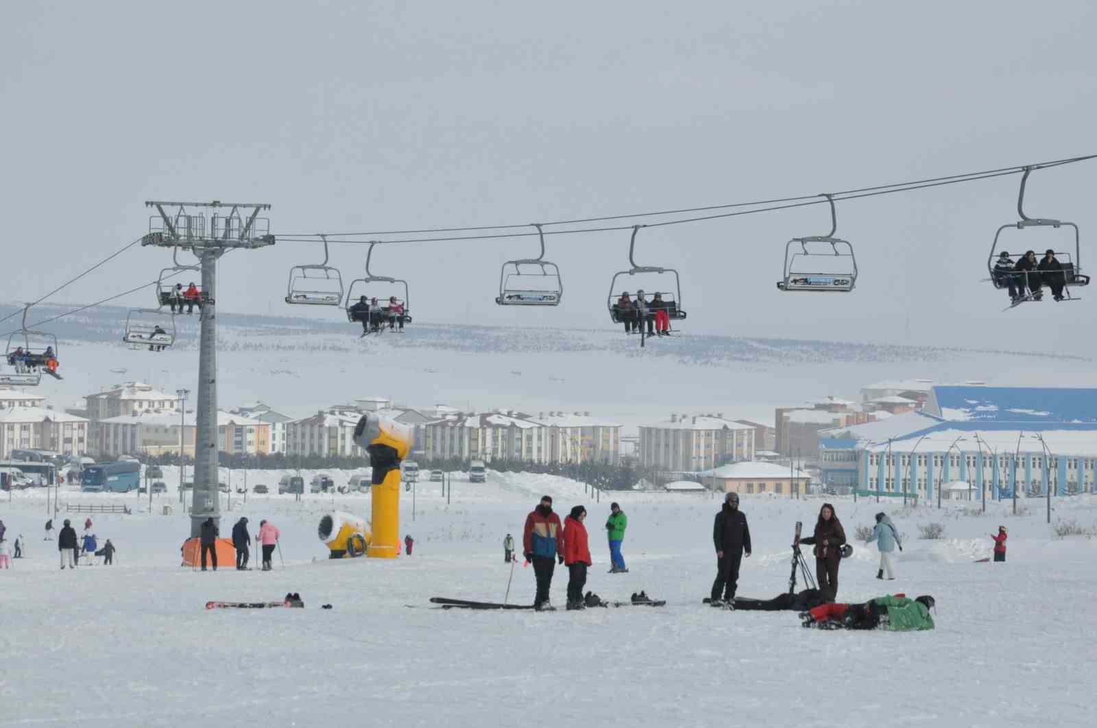 Kars’ta kayağını kapan Sarıkamış’a koştu
