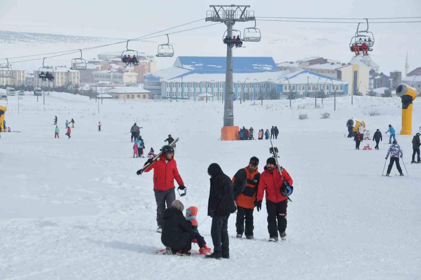 Kars’ta kayağını kapan Sarıkamış’a koştu
